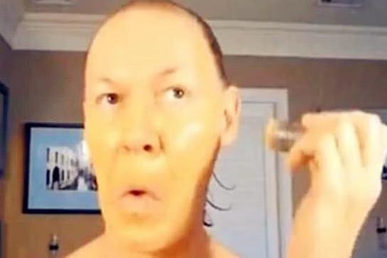 满脸胡子的老头，摇身一变成“贵妇”，妆后依旧“惊艳四座”