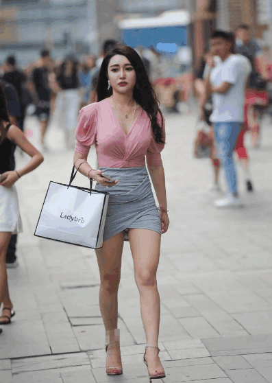 街拍: 贴身的粉色打底包臀裙, 走在街头都格外的自信