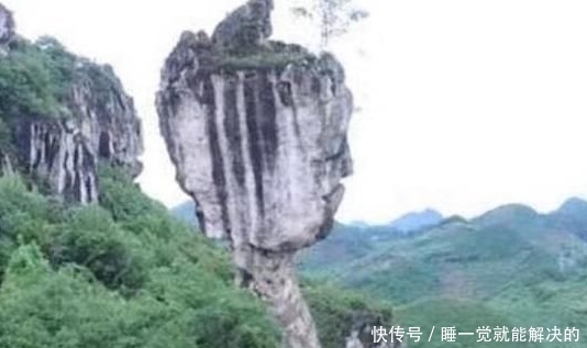 云南悬空的“怪石”,屹立不倒,仿佛人在祈祷?