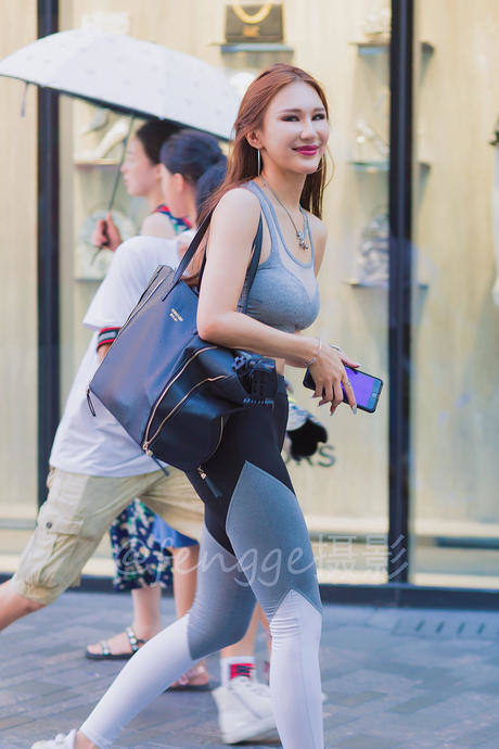 街拍: 穿紧身瑜伽裤的小美女, 身材真棒, 好像还是个小明星呢