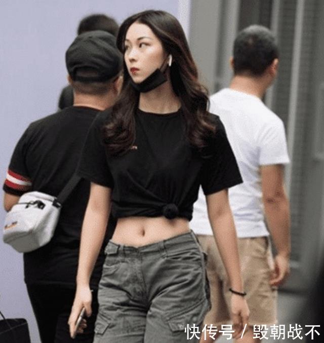 光鲜亮丽:路人街拍,姑娘光鲜亮丽非常吸睛,搭配黑色的吊带衫,更是吸睛