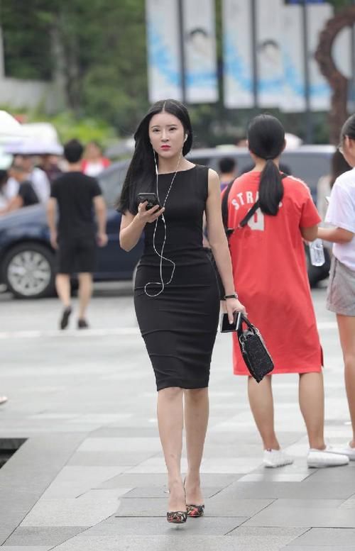  #时尚女生们#简约修身的裙装，满足你对优雅造型的追求，身形凹凸有致