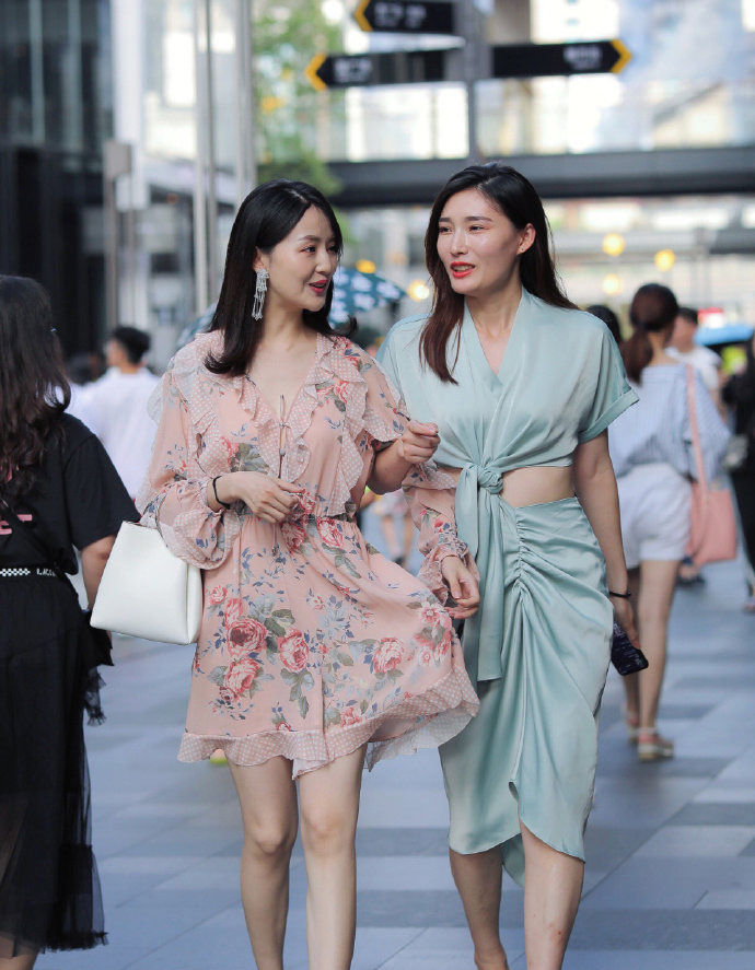  「精致」和款式精致的装扮一起,打造靓丽造型,将时尚进行到底