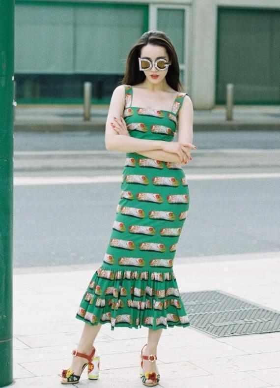 本以为杨颖穿包臀裙够惊艳了,看完热巴穿包臀裙,我沉默了!