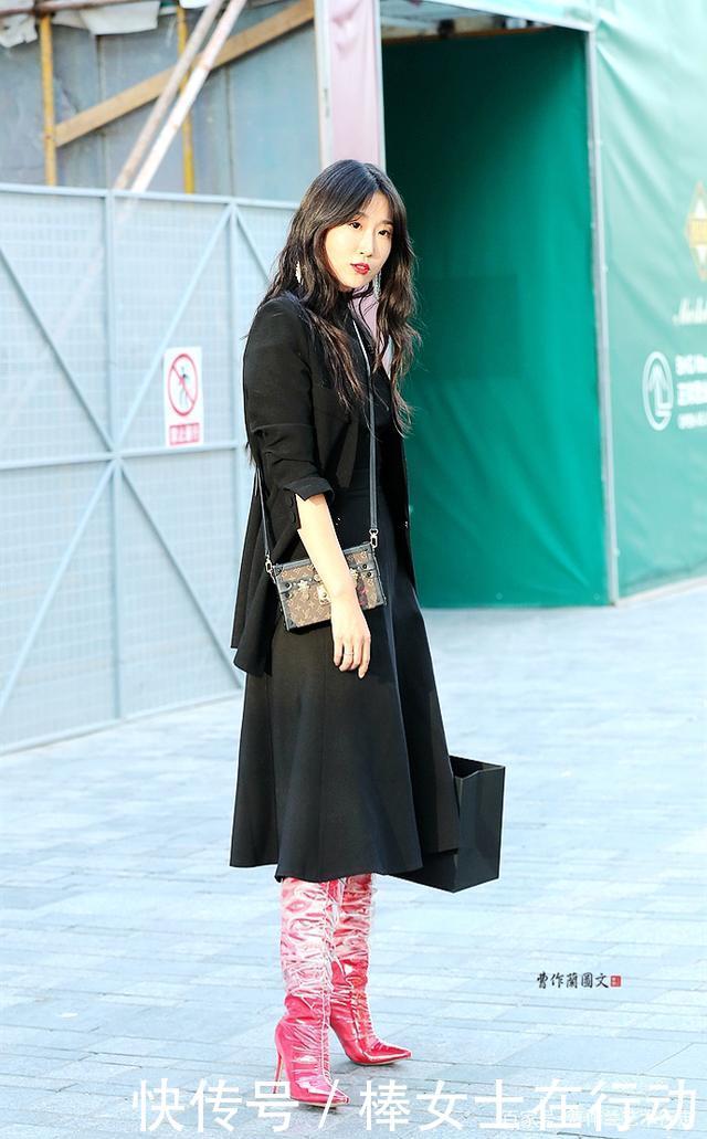  「冷色系」选择彩色高筒靴的美女，搭配出与众不同，更能彰显个性