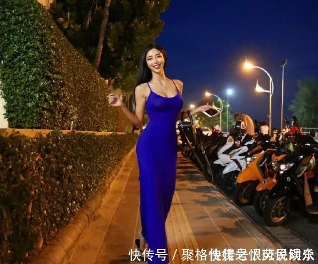 街拍：图四，就算是夜色，都挡不住你的美，嫦娥也要认输了吧！