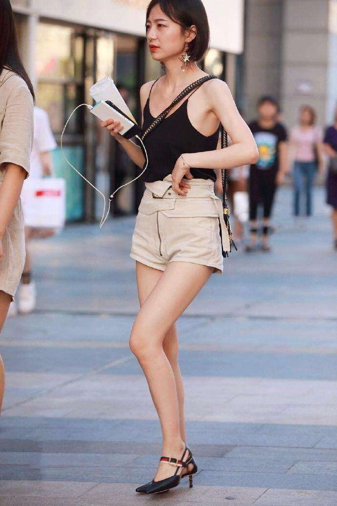 街拍: 真空上街的辣妈, 真么穿大胆前卫