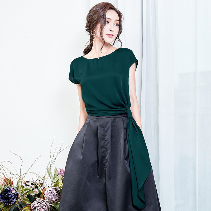 个子不高的女人少穿裙子，试试艳阳衫+短裤，不要高跟鞋也很美