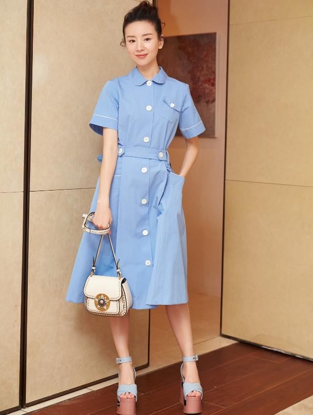 董洁撑伞拍大片，穿格子裙美得不像话，气质好到被夸像奥黛丽赫本