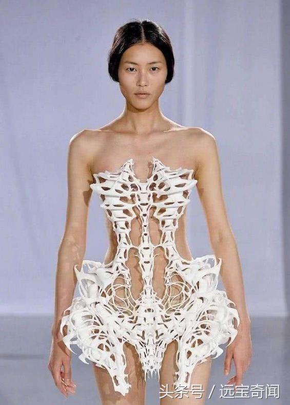 大表姐刘雯穿“骨骼装”走秀，全身无其他遮挡物，这看的脸都红了