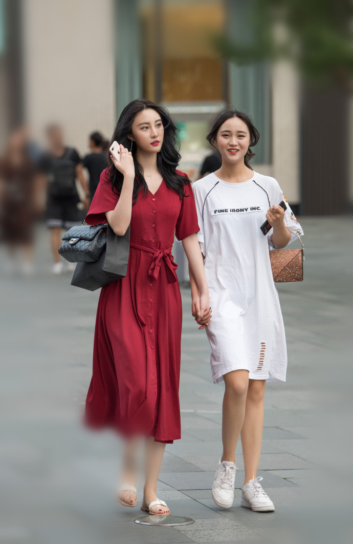 路人街拍：好可爱的小姐姐，一字肩镂空上衣秀出美腿，皮肤白皙