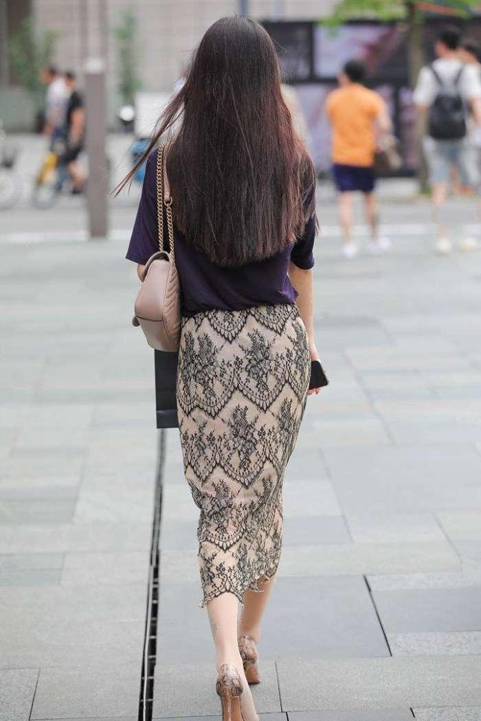 街拍：清纯可爱的小美女，紫色T恤配印花半裙，身姿纤细！