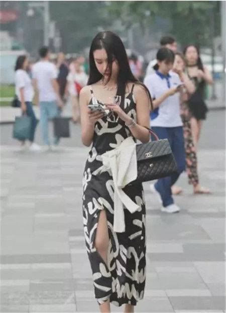  身穿|街拍：小美女身穿背心搭配宽松裤，显得清纯干练，展现出自然美感