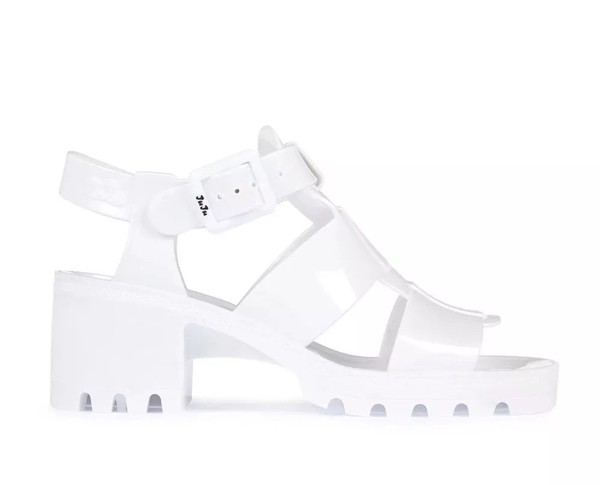 101女孩的少女感 原来靠这些“塑料”单品就能get