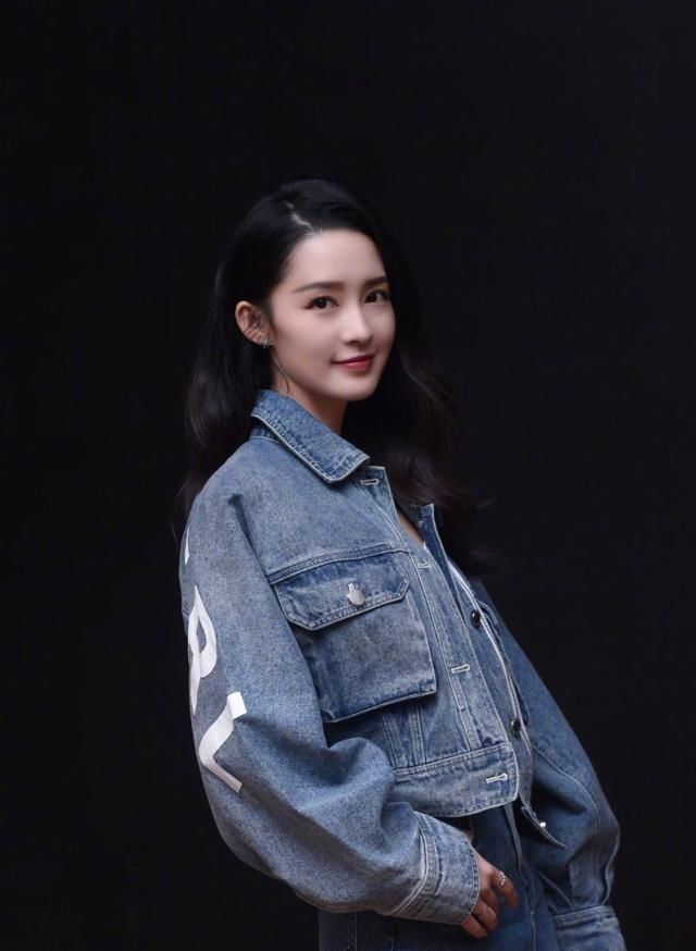 『镂空』《中国机长》主演之一李沁身穿白色镂空内搭接受采访,空姐服超美