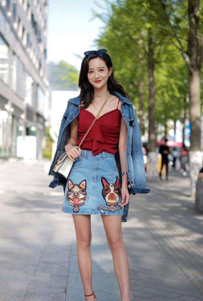 街拍: 图5两位小姐姐竟然当众“亲吻”, 这狗粮你吃吗?