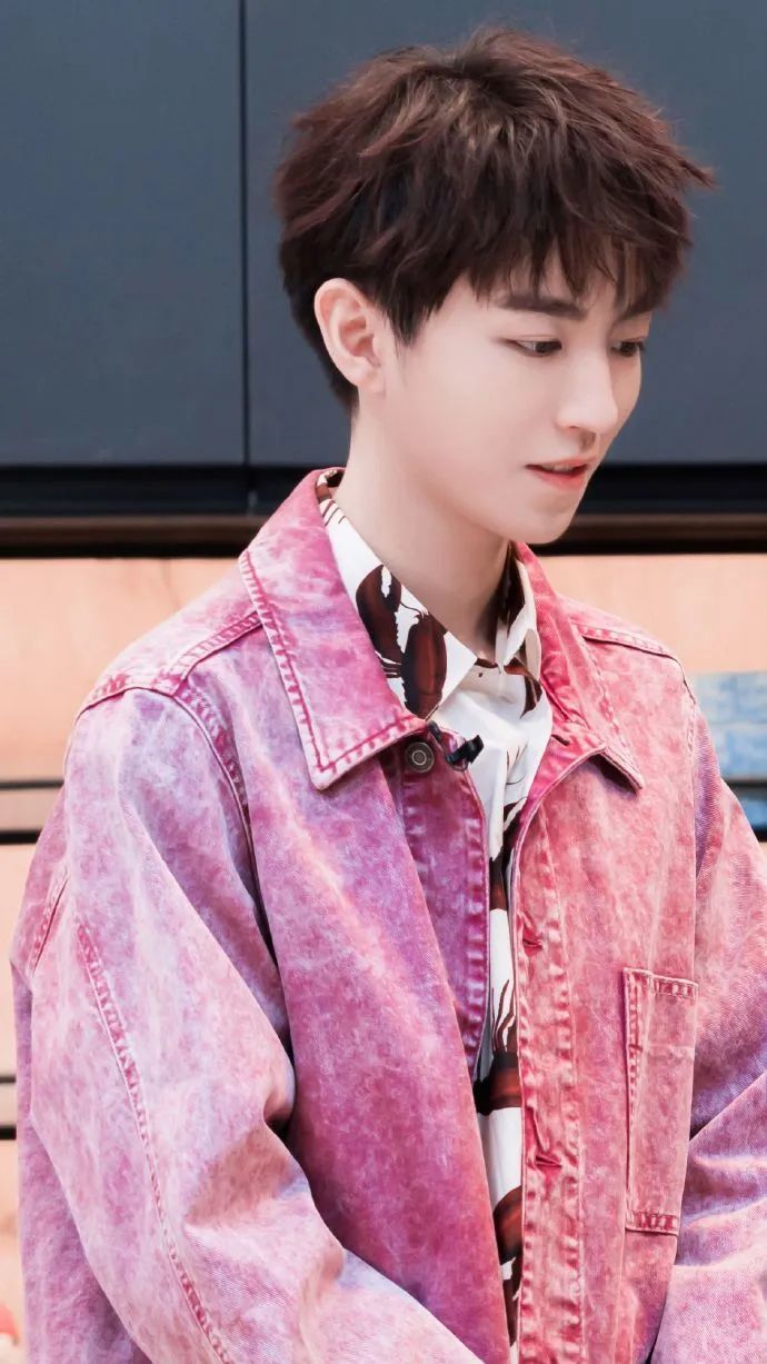 「扶住」王俊凯录节目差点踩空,一旁的邓紫棋一把扶住,引发全场沸腾