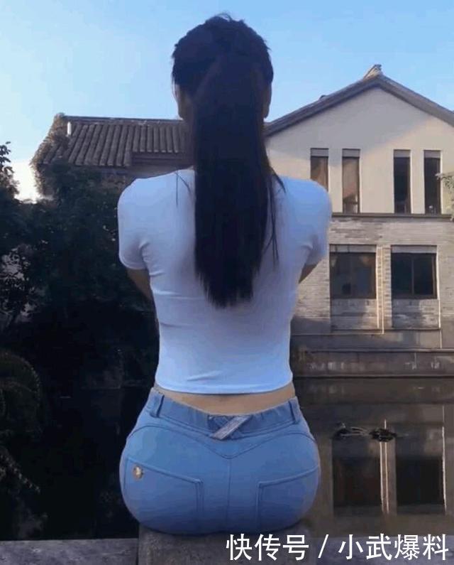 牛仔裤美女，身姿挺拔，露小蛮腰魅力十足