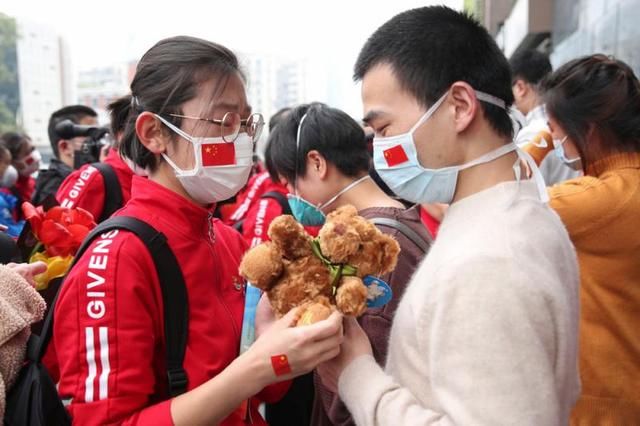  「泪目」上海第三批援鄂医疗队启程返沪，战友送别，场面泪目……