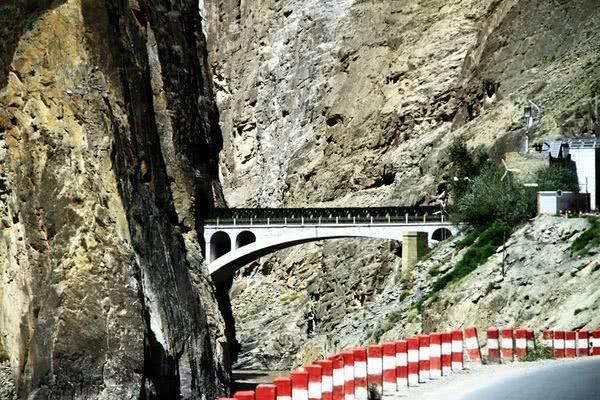 国内最棒的一座大桥，常年有武警把守，而且游客是不能够拍照的！