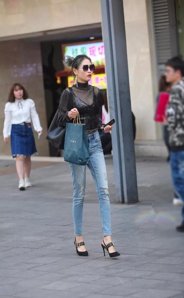 针织:街拍:小姐姐身穿薄纱的针织上衣,彰显出青春的气息