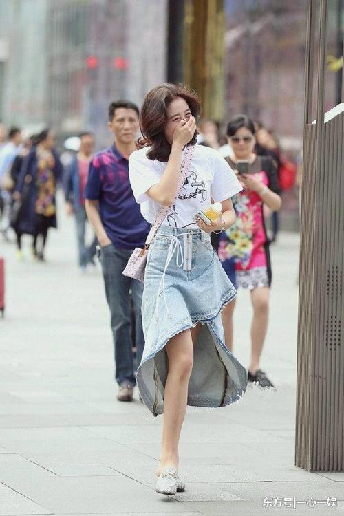 街拍：时尚甜美动人的小姐姐，修饰出身材性感有气质！