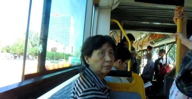 大妈拿残疾证坐公交，司机要检查遭乘客指责，司机一句话乘客愣了