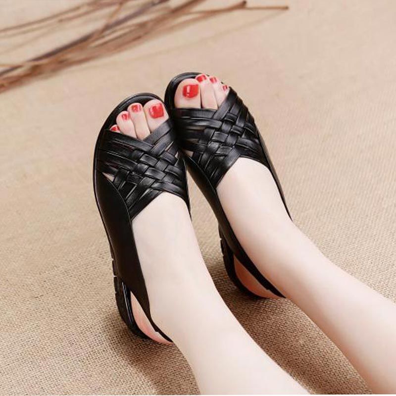 难怪四五十岁女人都不穿高跟鞋，今年流行的妈妈鞋太美了，超舒适