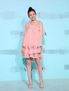 20岁宋祖儿为了美，脚踩“两根针”现身活动，看起来老了不止10岁