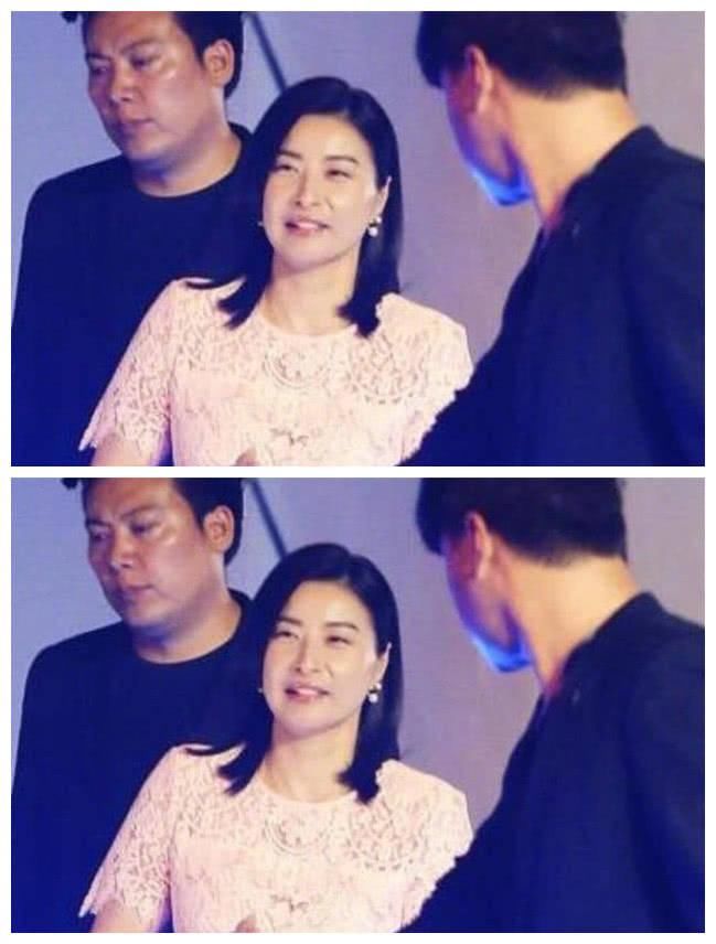 37岁郭晶晶一袭白裙亮相，身材严重走样，网友：真的是一胖毁所有