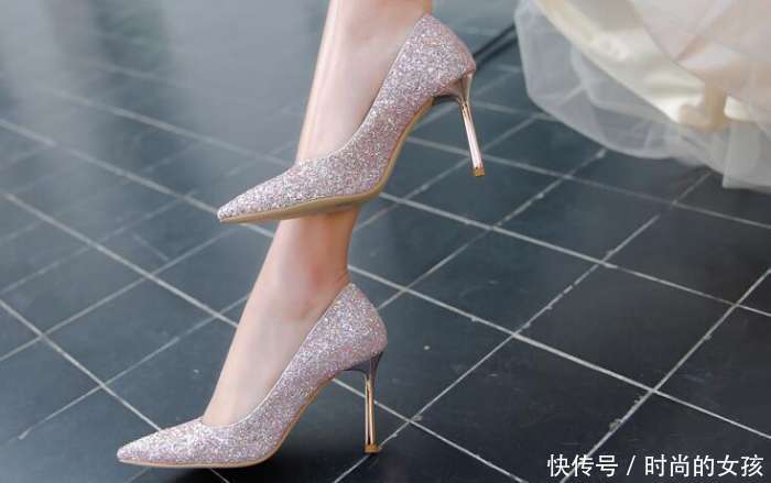 时尚干练的高跟鞋，简单的设计感，穿着让你去任何你想去的地方！