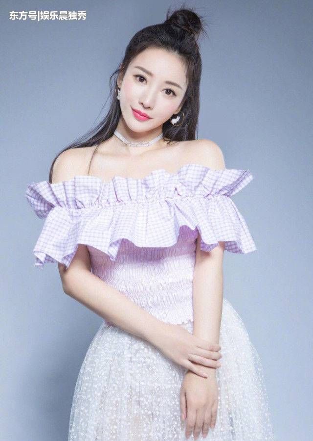 柳岩终于又晒全身照了，穿上白色纱裙一秒变女神，早该这么穿了!