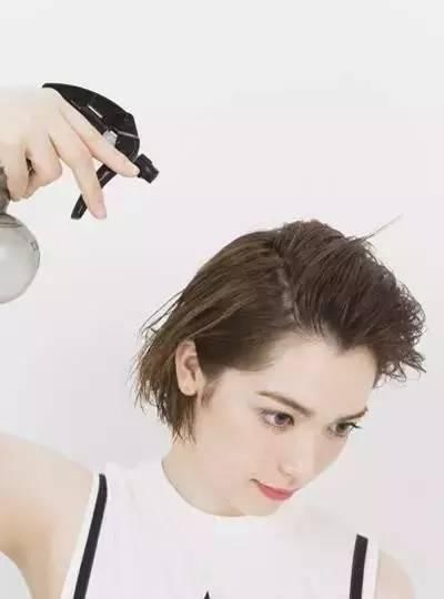 扎头发真的有那么难吗？你试试这个，再也不想披头散发