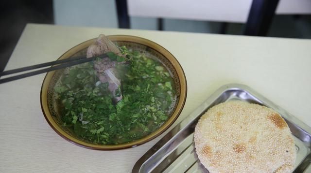  「西安」名牌大学毕业放弃“铁饭碗”和妻子两地分居，开小吃店从早忙到晚
