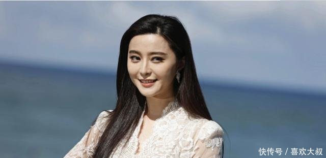 范冰出席活动，遭网友吐槽，坐姿真霸气，网友是因为腿太长吗