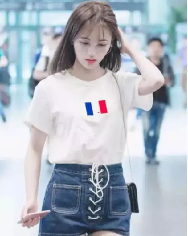 鞠婧祎穿超短裤只用白色带子支撑，网友：有点不方便呀