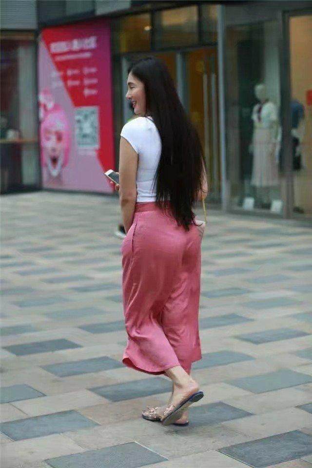 只要会穿衣打扮,45岁小姐姐依然魅力十足,令人过目不忘