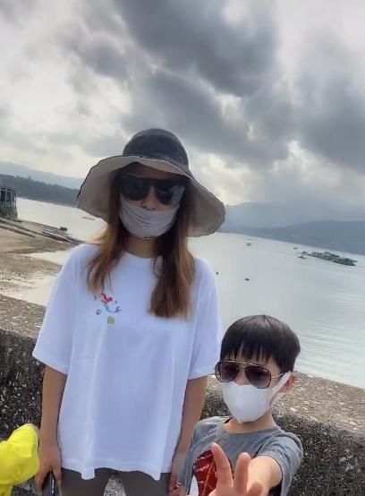  『周家蔚』洪天明发视频更新近况，携妻带子出游，俩儿子星味十足