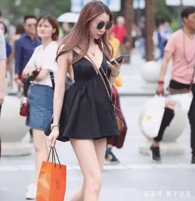 气质小姐姐黑色超短裙暴露迷人大白腿，身材苗条上身丰满