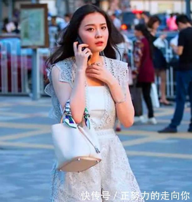 「短袖」街拍:软玉温香的美女,一件橙色短袖配白色短裙,时尚青春靓丽美