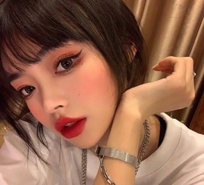  水瓶座：素颜就敢出门中的四个星座，是值得被上帝亲吻的活生生的仙女！