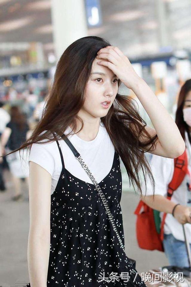 宋祖儿穿白T搭吊带裙现身秀美腿，可当看到膝盖时网友一阵心疼！