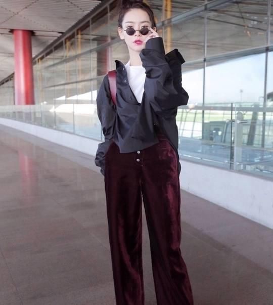 戚薇现身机场，网友:论鞋子时尚表示看不懂