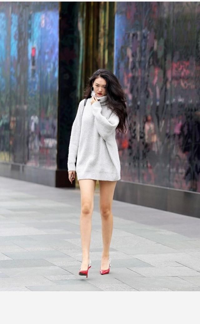 红色:街拍姑娘穿衣服秀美腿,搭配红色高跟鞋很显眼