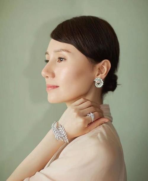  『女人』50岁的女人想要散发高级贵妇感，最好少戴黄金，建议佩戴这三种！
