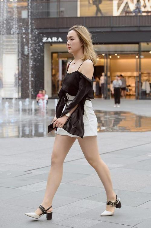 街拍，身材微胖的小姐姐穿着修身又时尚，走在街上吸引路人目光