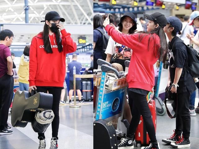 18岁欧阳娜娜与20岁程潇，穿红衣走机场，一个清纯一个性感！