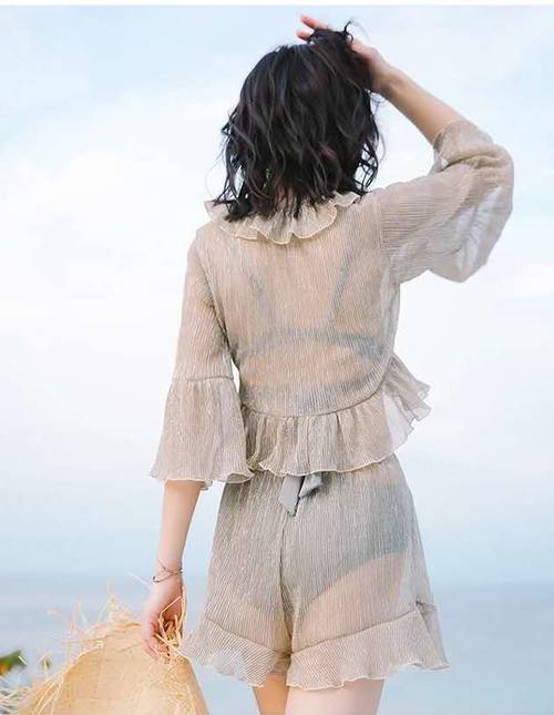 充满女人味的比基尼泳衣，勾勒出曼妙曲线，更加性感迷人