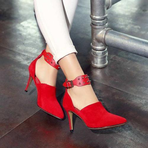 低调奢华，配上奶白脚丫，能使女人的脚踝和腿型变得更加优美