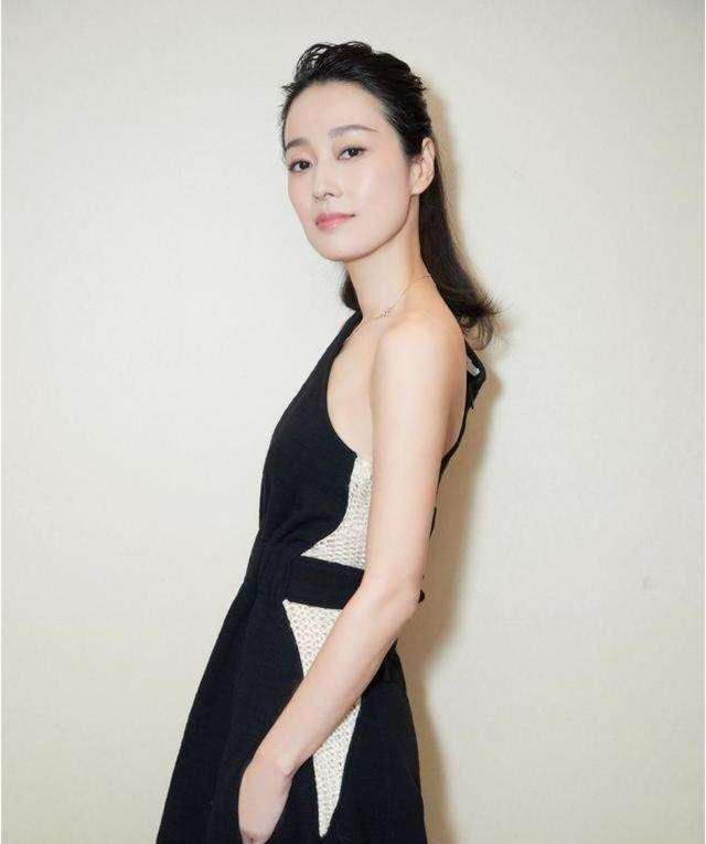 「时髦」女人别再留黑长直了,很显老,今年流行这4种发型,时髦又显脸小